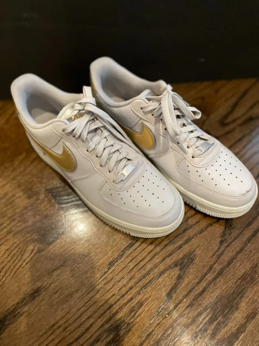 NIKE AIR FORCE 1 LOW WHITE GOLD METALLIC
